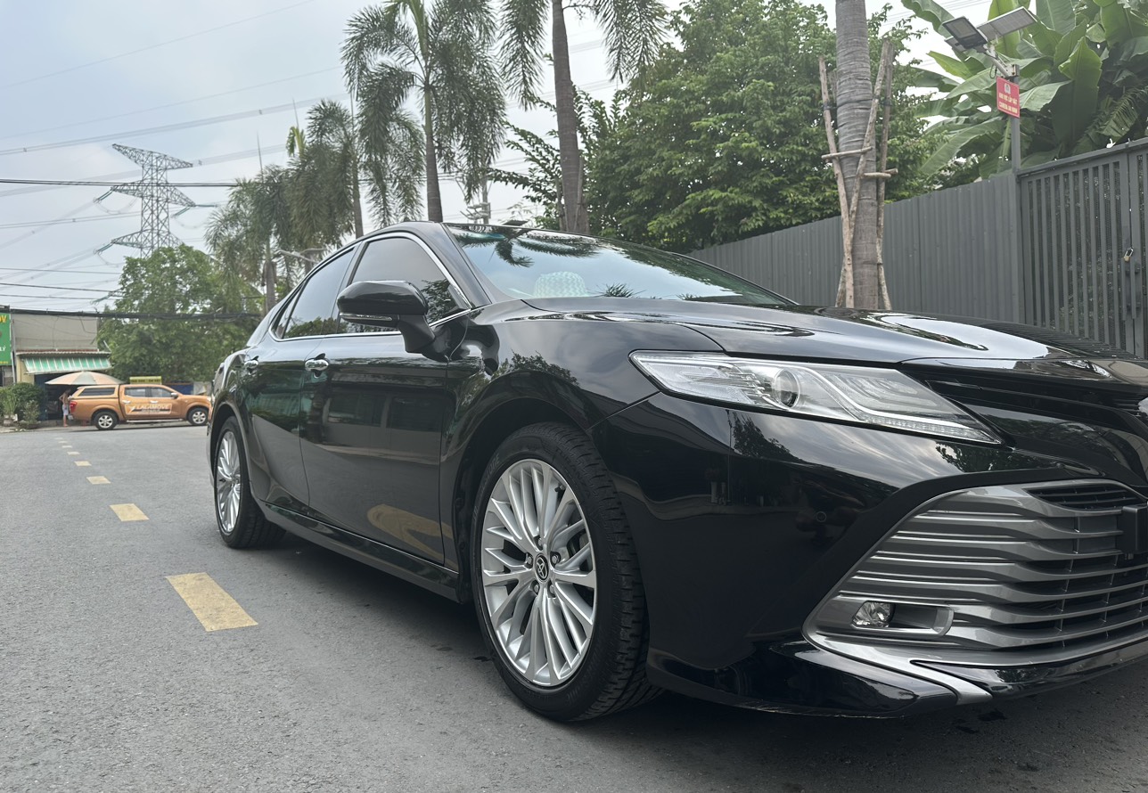 Cần bán Camry 2.5Q sx 2020, dk 2021 xe chạy 30k