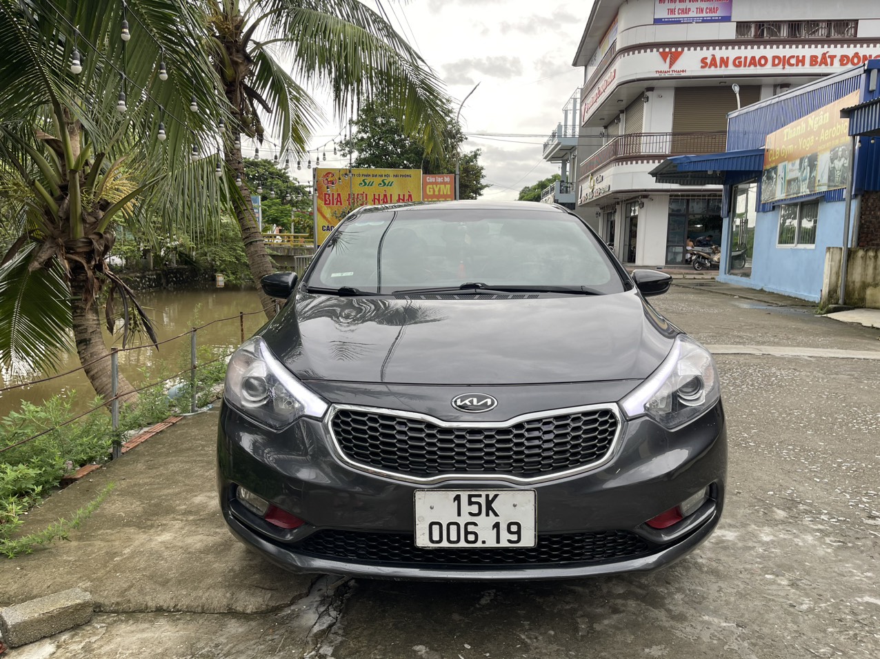 Kia k3 2014. Màu xám lông chuột.