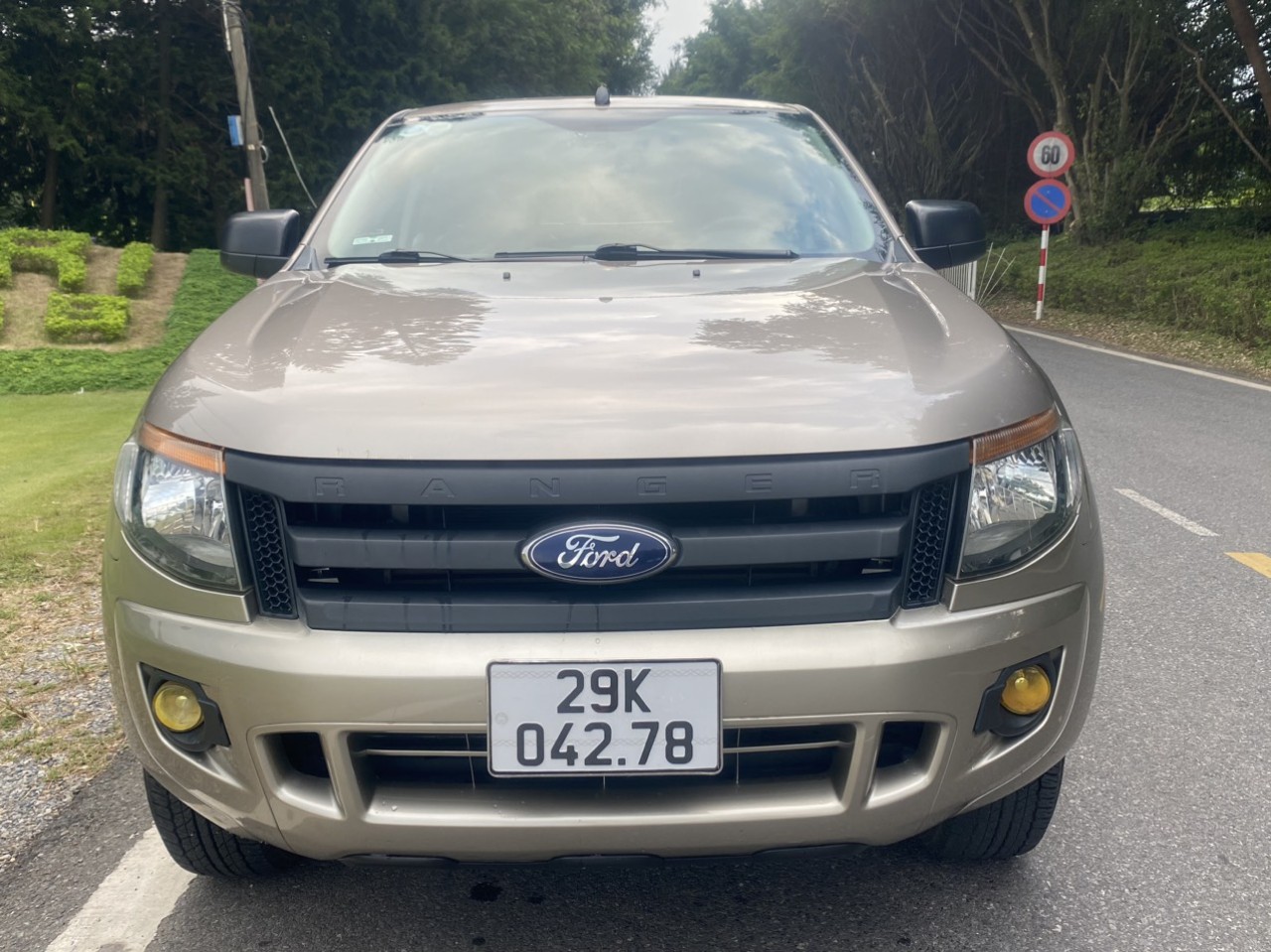 Chính chủ bán xe Ford ranger sx 2013 số sàn 2 cầu