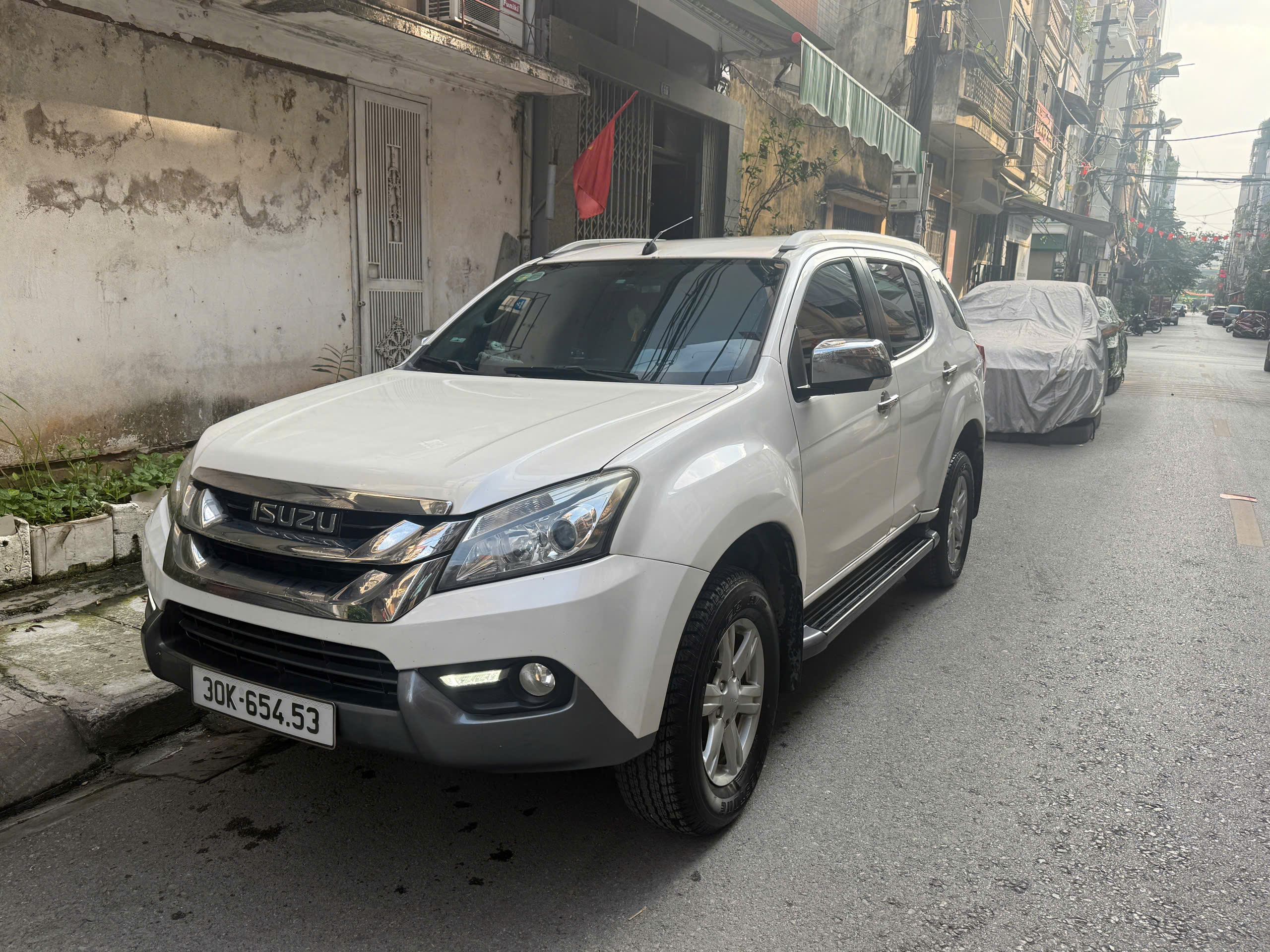 Chính chủ bán MUx 3.0 AT 2016 mầu trắng, xe demo của hãng Isuzu An Việt đã sang tên cá nhân biển HN.
