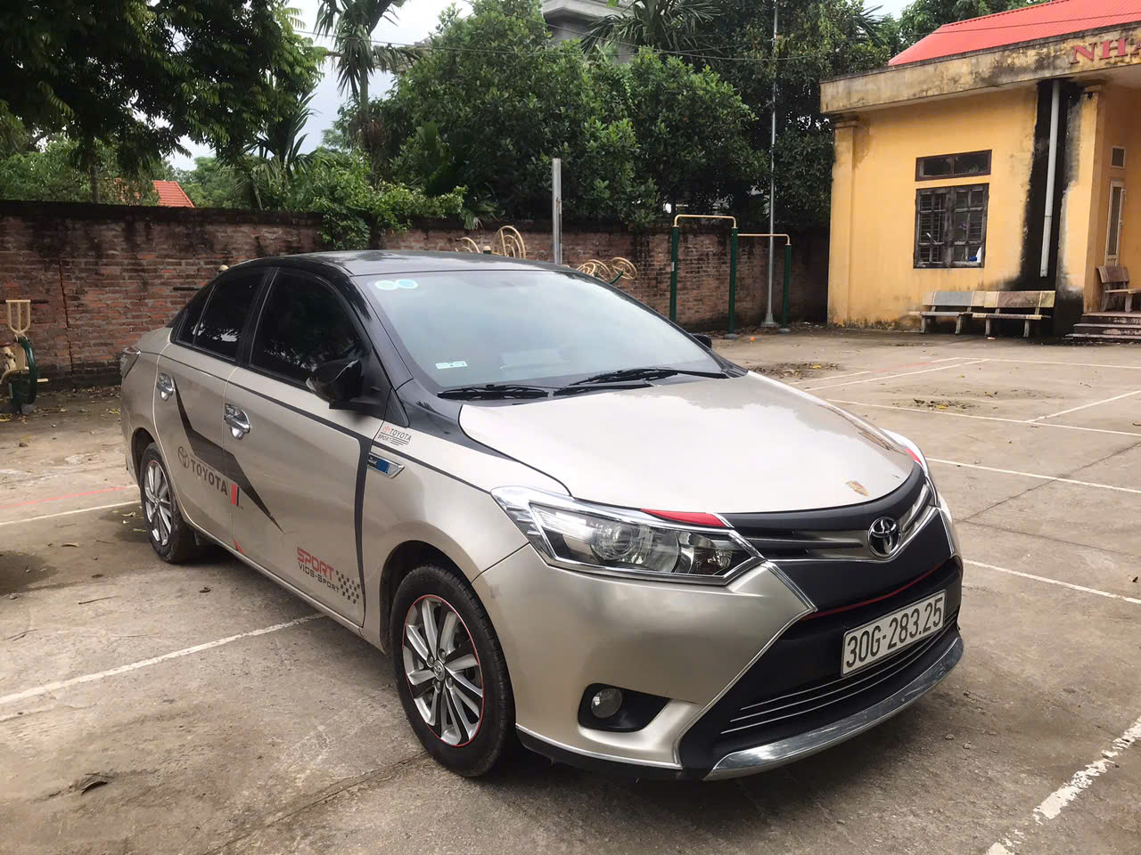 Chính chủ bán xe Toyota vios E 2017 số sàn
