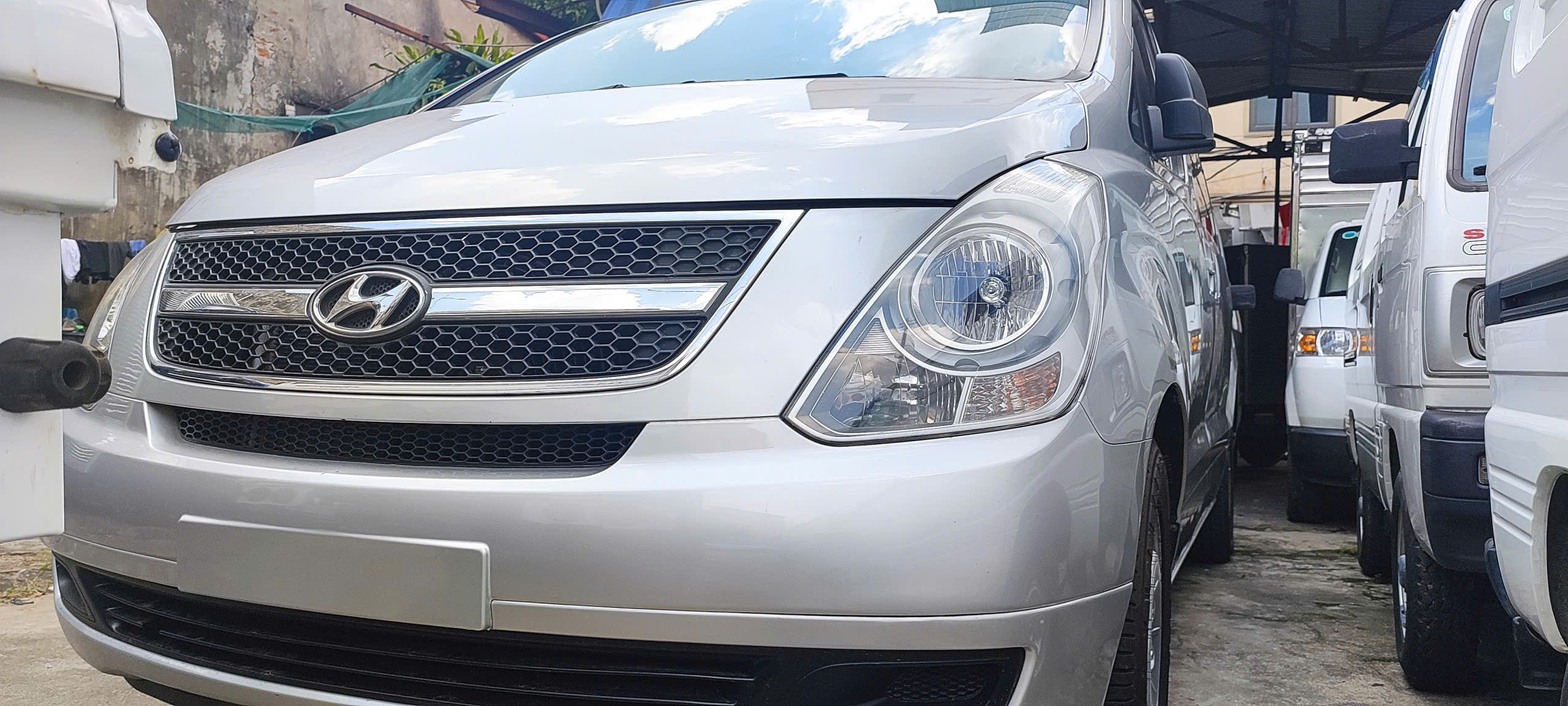 ►  HYUNDAI Starex – Máy dầu số sàn 2009