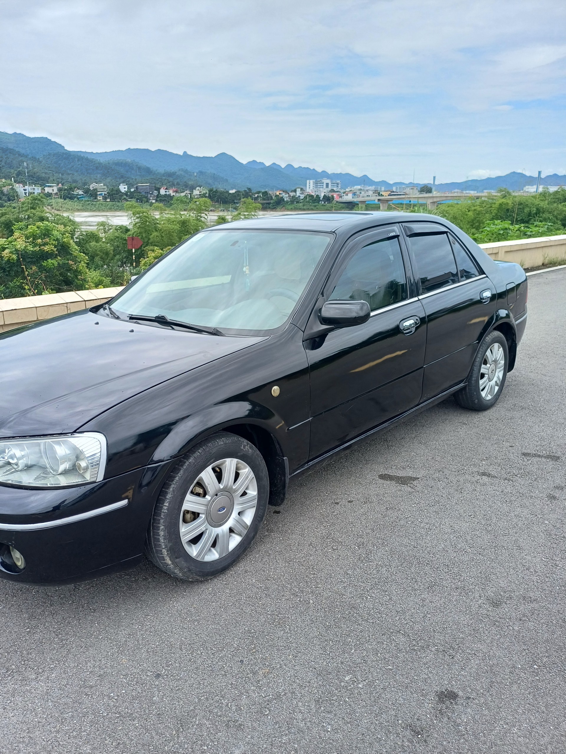 CẦN BÁN XE  FORD  LASER 2004 AT