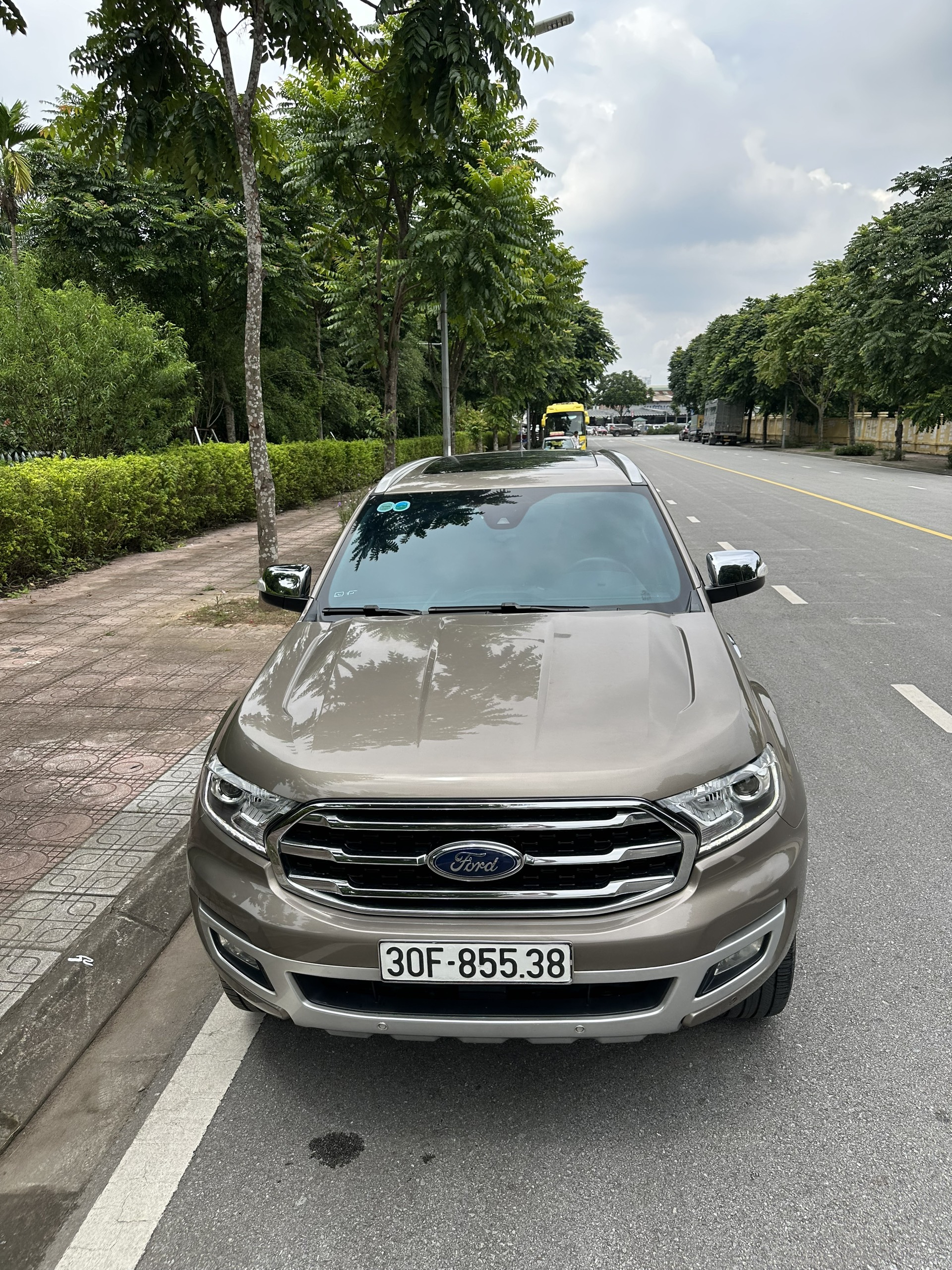 Chính chủ cần bán xe Ford Everest đời 2019 bản full 2 cầu 4x4