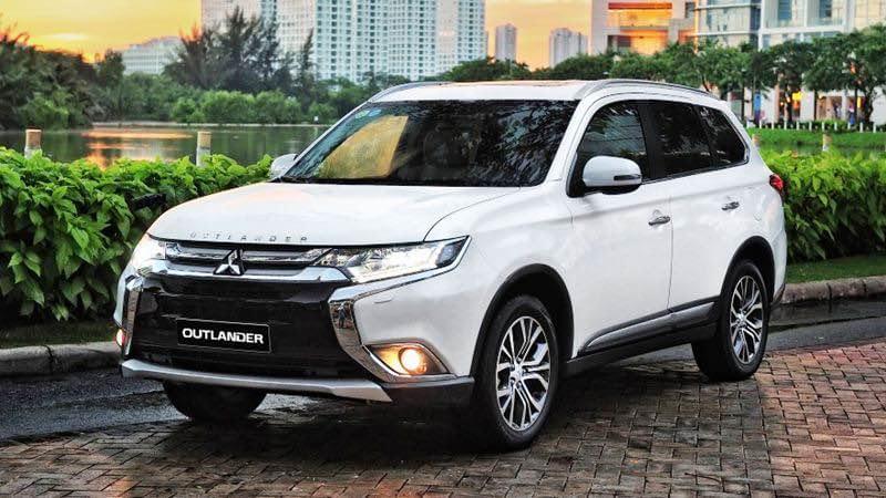 CHÍNH CHỦ  CẦN  BÁN XE MITSUBISHI OUTLANDER 2016, nhập khẩu Nhật Bản, CVT 2.0, màu trắng, 5 chỗ.