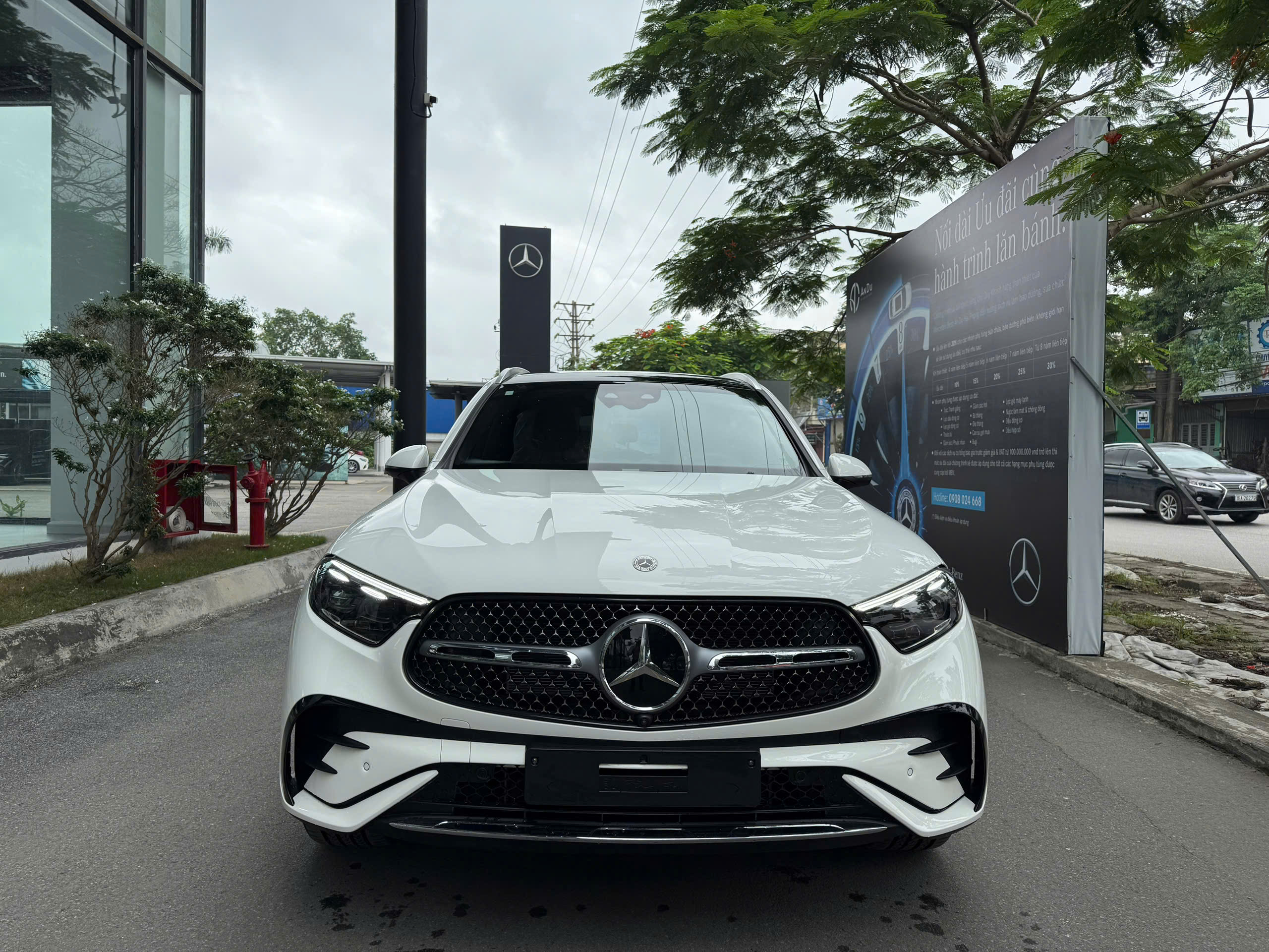 ► Mercedes-Benz GLC 300 4MATIC – SUV hạng sang bán chạy số 1 của thương hiệu Ngôi Sao  3 cánh.
