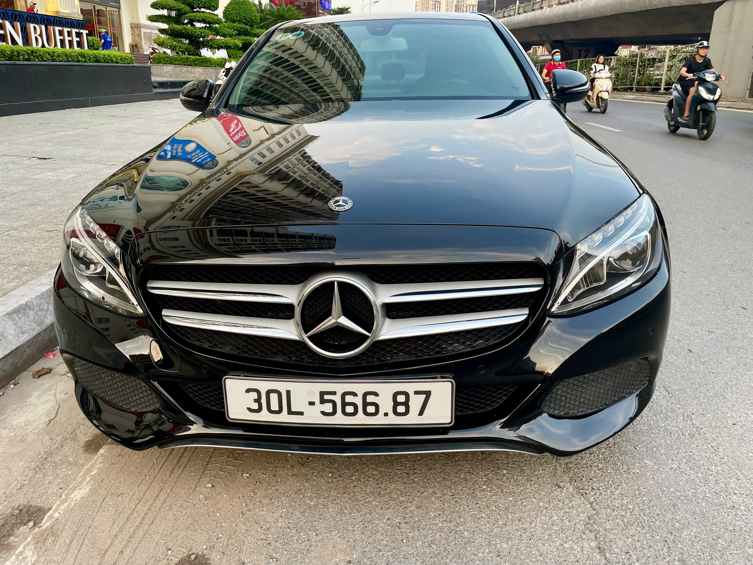 ►  Chính chủ cần bán xe Mercedes C200 bản đặc biệt chỉ 500 xe có loa Burmester model 2018 màu đen nội thất đen. Full lịch sử bảo dưỡng hãng.