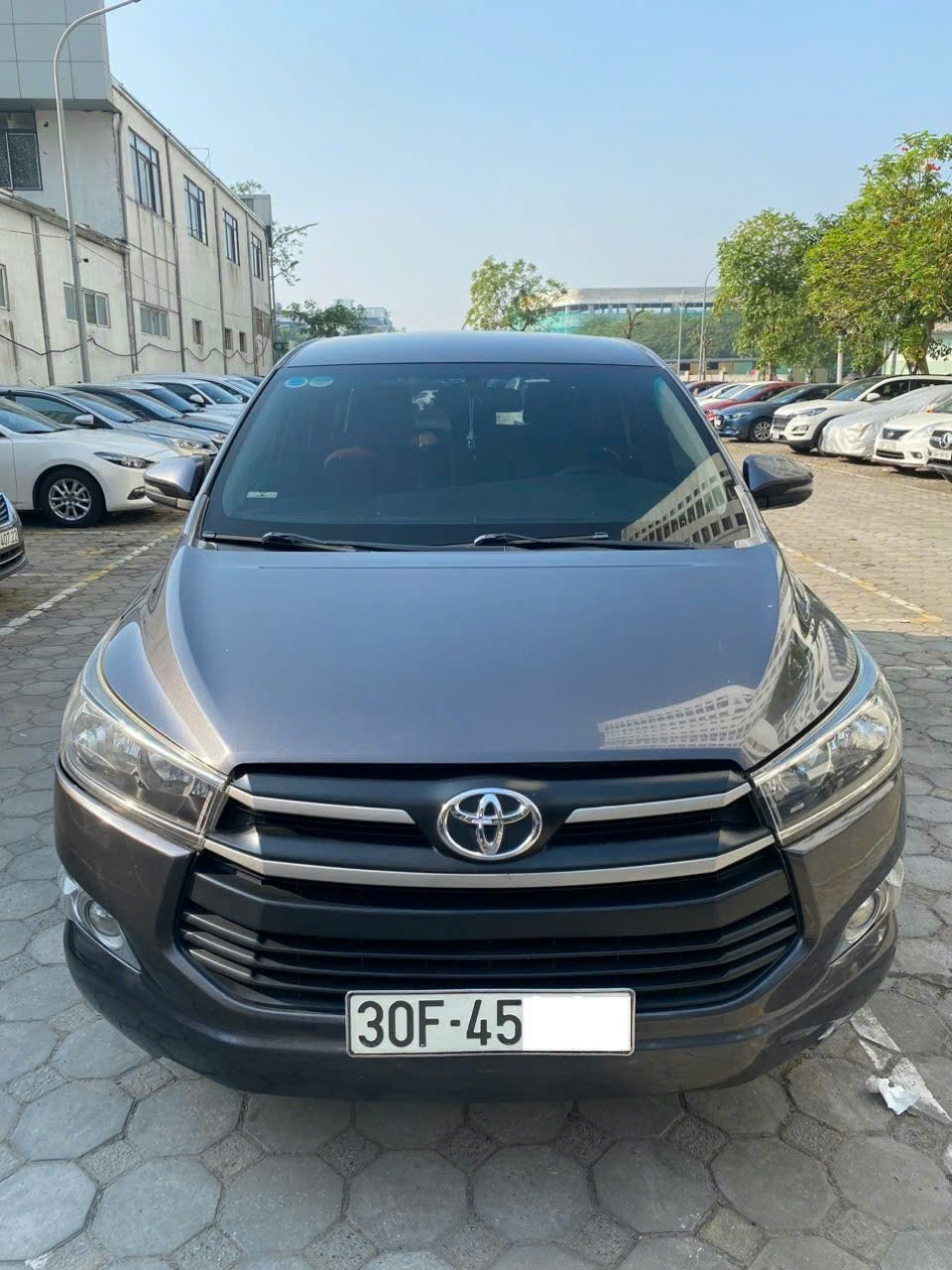 Gia đình em (chính chủ, không phải trung gian) cần bán xe TOYOTA INNOVA 2018 2.0 E (số sàn):