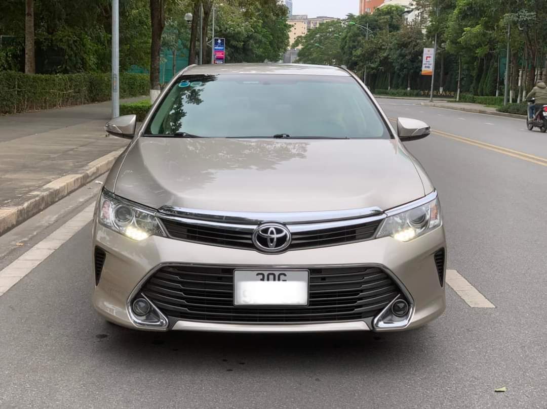 Chính chủ bán xe Toyota Camry sản xuất năm 2015