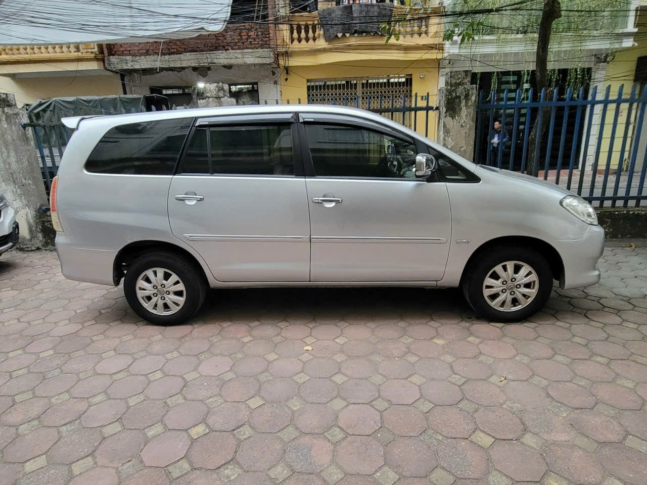 BÁN XE INNOVA BẢN V - SX: 2010 - GIÁ 270 TRIỆU.