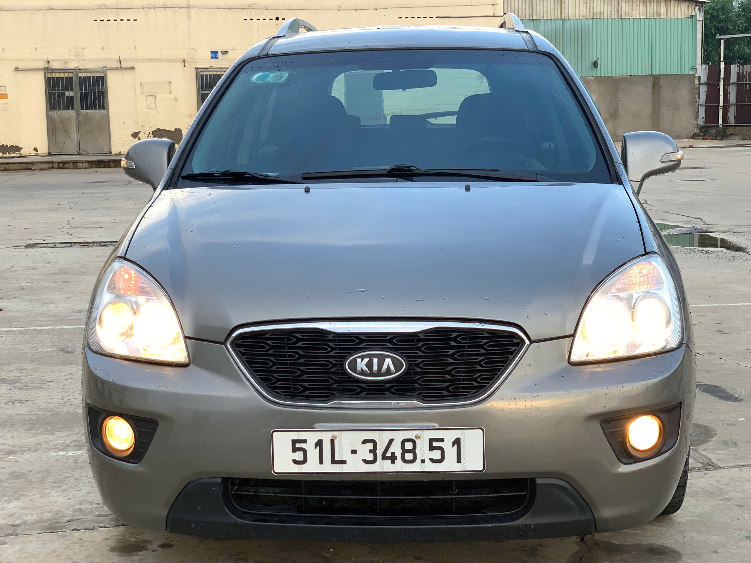 Chính chủ bán xe Kia Caren 2011 số sàn bản đủ máy 2.0 có cửa sổ trời.