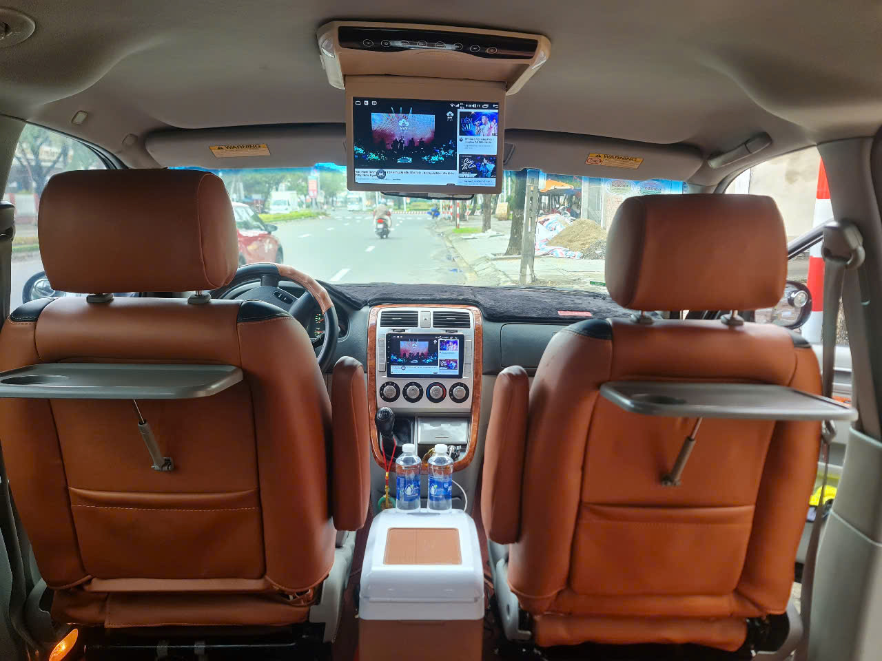 Xe chủ tịch một thời VIP Kia Carnival màu đen bóng sang trọng.