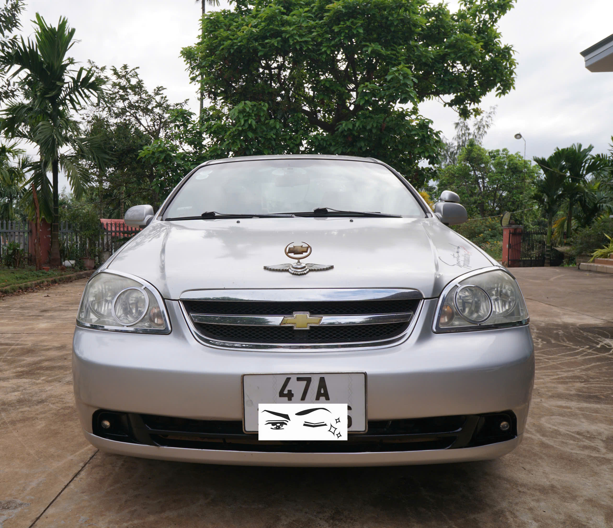 ► Chevrolet Lacetti 1.6 MT 2011, màu bạc, 5 chỗ ngồi.