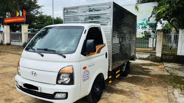 Bán nhanh xe H150 thùng kín màu trắng đời 2023