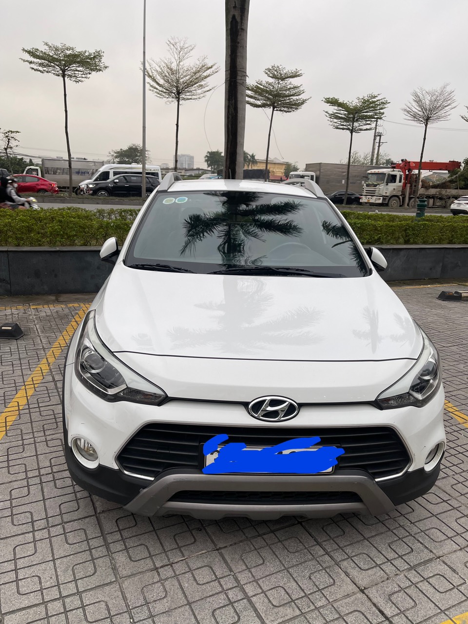 Chính chủ bán xe Hyundai i20 active 2017 trắng còn mới - Giá : 410 triệu.