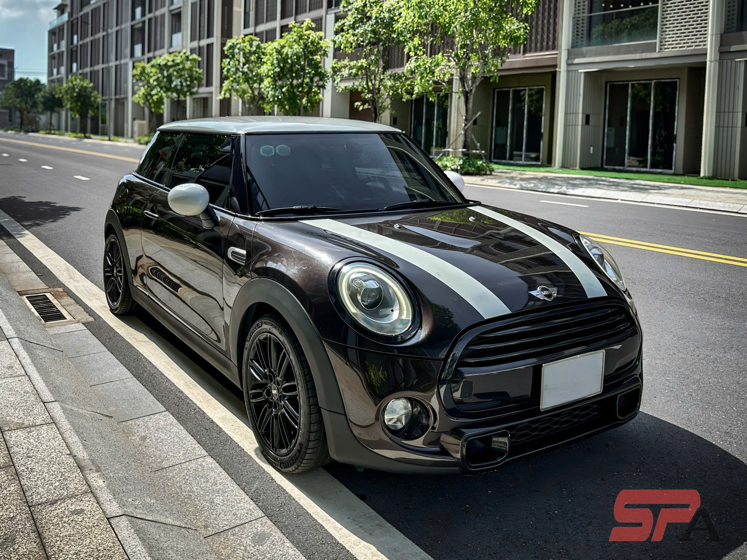 ► MINI COOPER là chân ái của người Phụ nữ, là chiếc xe phá cách của người Đàn ông ⇒  Thu hút mọi ánh nhìn nơi bạn đi tới.