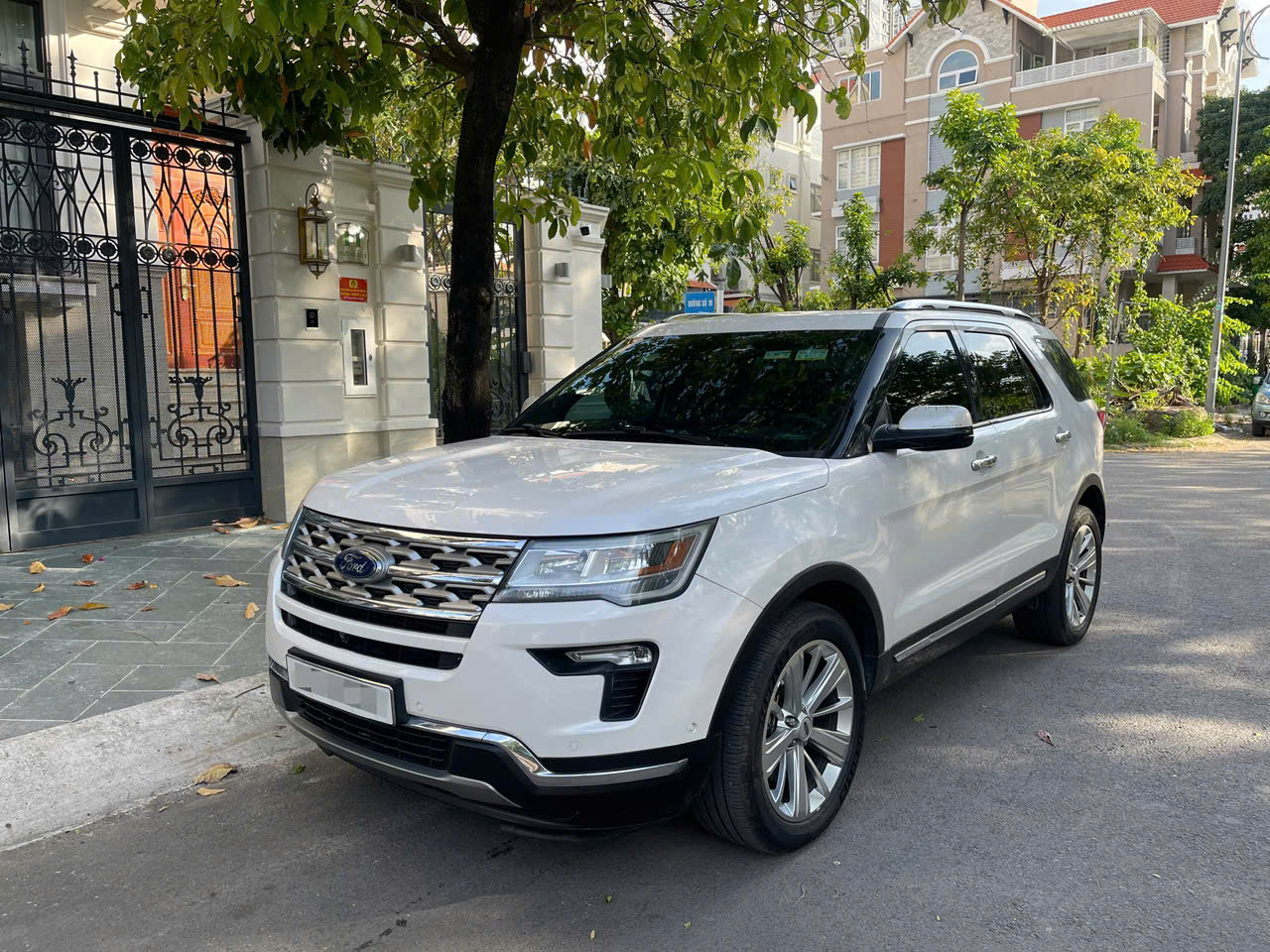 Gia đình có nhu cầu cần bán xe Explorer 2018 đăng ký 2019 (bản nâng cấp)