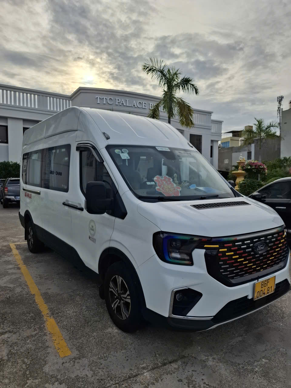 Cần bán Ford Transit Premium 16 chỗ – Đời 2024