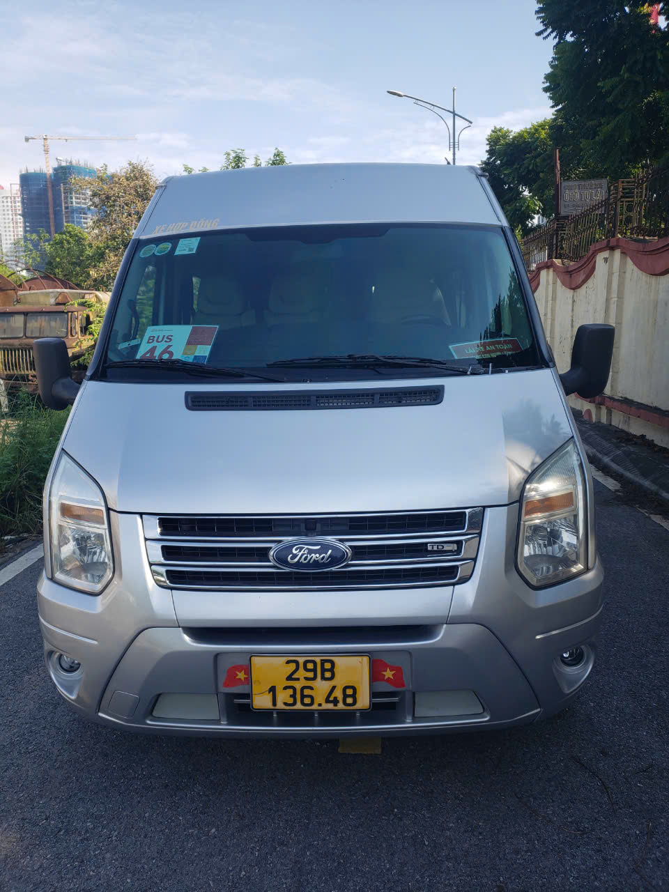 Chính chủ cần bán xe Ford transit đời 2015 bản luxury